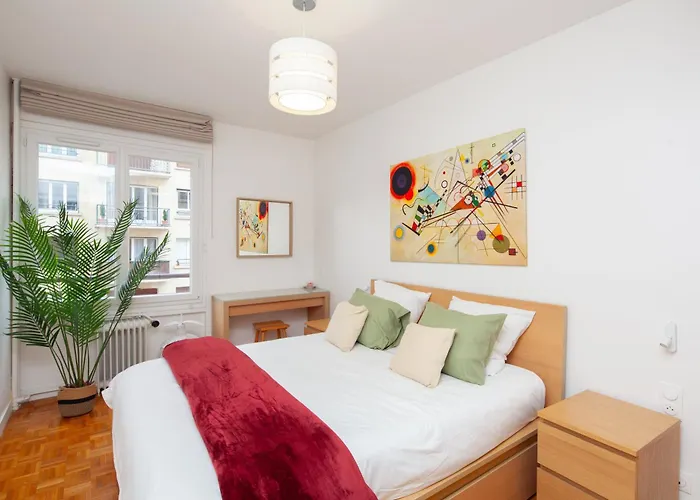 Tour Eiffel & Champs Elysees - 2 Bedroom Gorgeous & Bright 75M2 - Free Weekly Housekeeping - For Business And Working Purposes Only