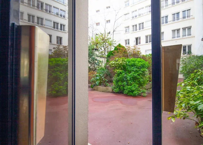 Tour Eiffel & Champs Elysees - 2 Bedroom Gorgeous & Bright 75M2 - Free Weekly Housekeeping - For Business And Working Purposes Only