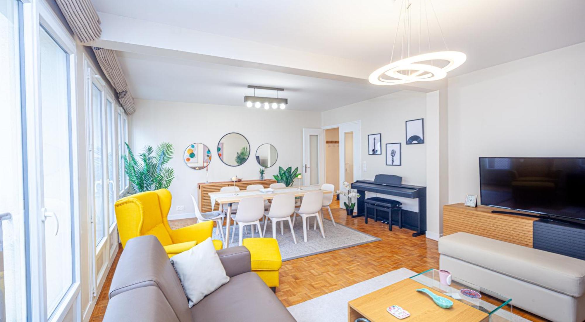Tour Eiffel & Champs Elysees - 2 Bedroom Gorgeous & Bright 75m2 - Free Weekly Housekeeping - For Business And Working Purposes Only * París