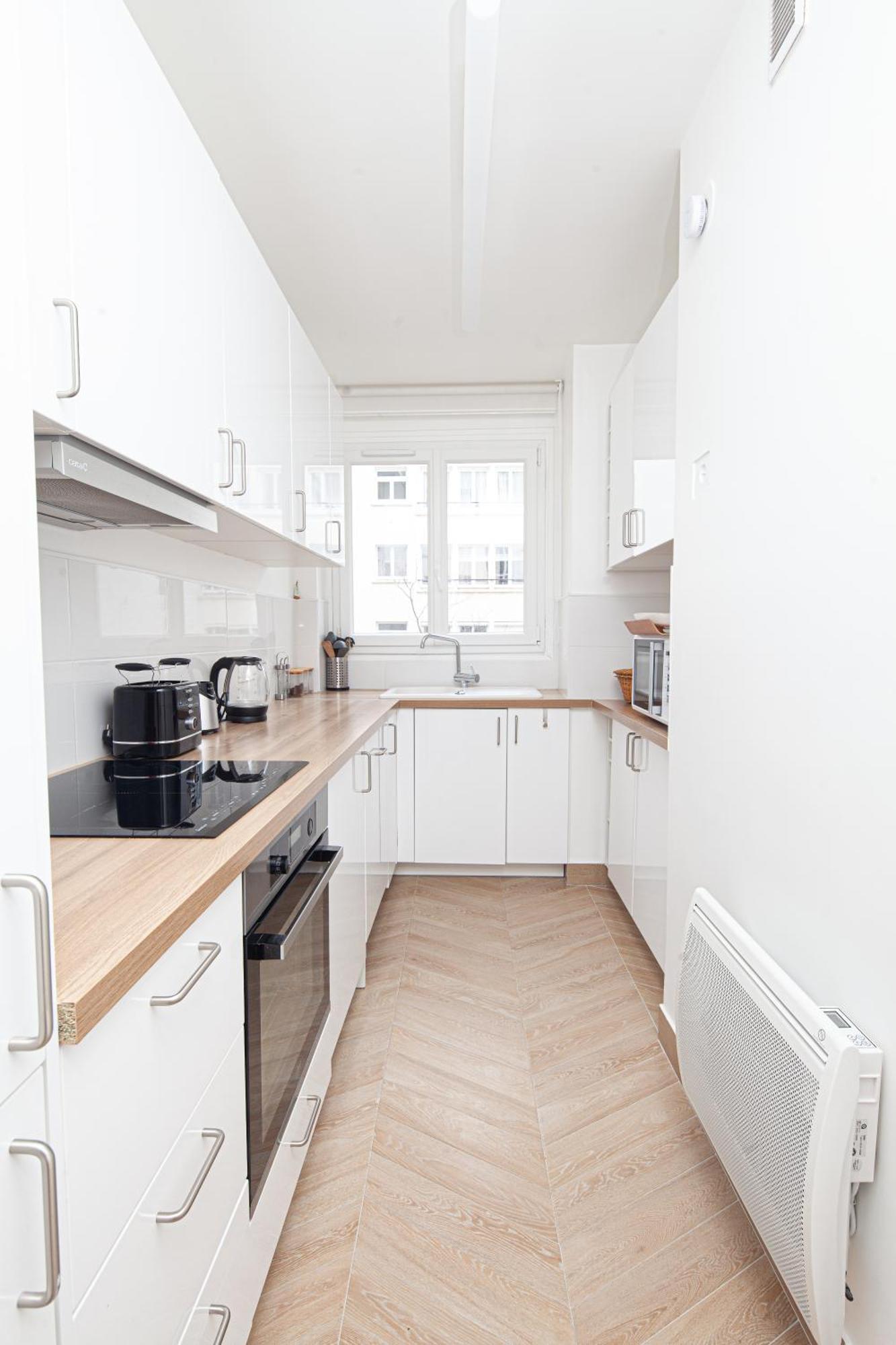 Tour Eiffel & Champs Elysees - 2 Bedroom Gorgeous & Bright 75m2 - Free Weekly Housekeeping - For Business And Working Purposes Only París