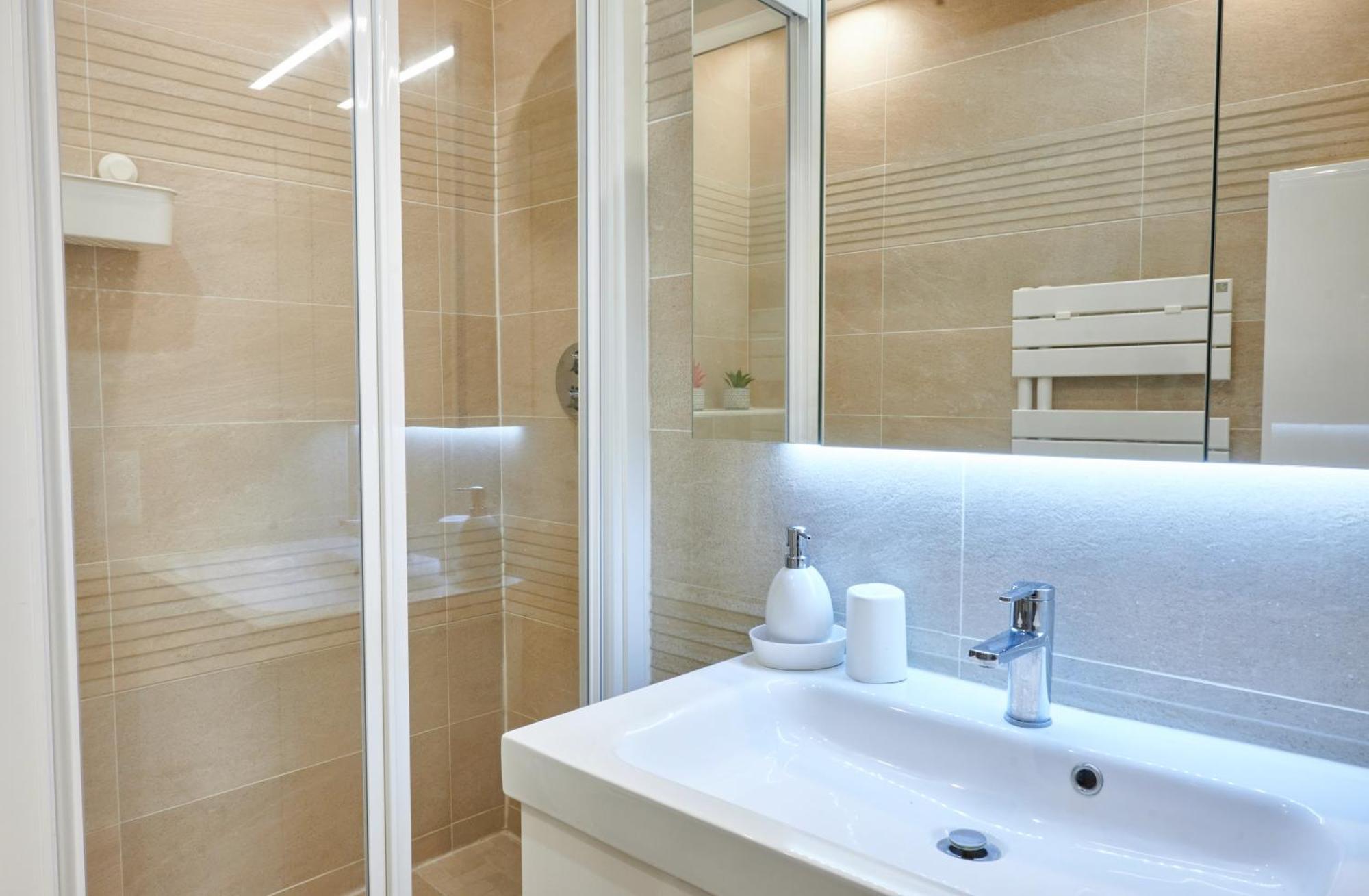 Tour Eiffel & Champs Elysees - 2 Bedroom Gorgeous & Bright 75m2 - Free Weekly Housekeeping - For Business And Working Purposes Only París