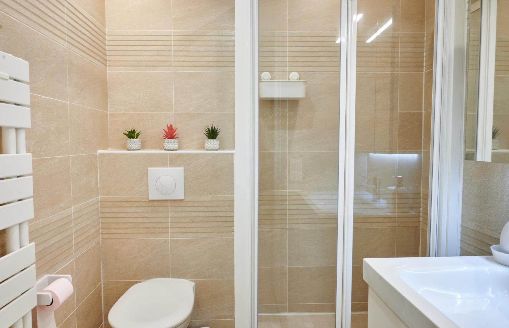 Tour Eiffel & Champs Elysees - 2 Bedroom Gorgeous & Bright 75m2 - Free Weekly Housekeeping - For Business And Working Purposes Only Apartment Paris